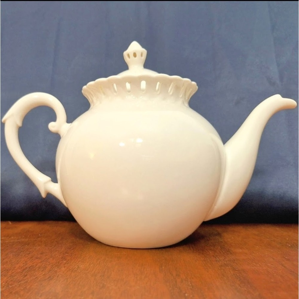 Grace's Teaware White Porcelain Teapot Heirloom Collection‎ Finial Scallop 5 cup